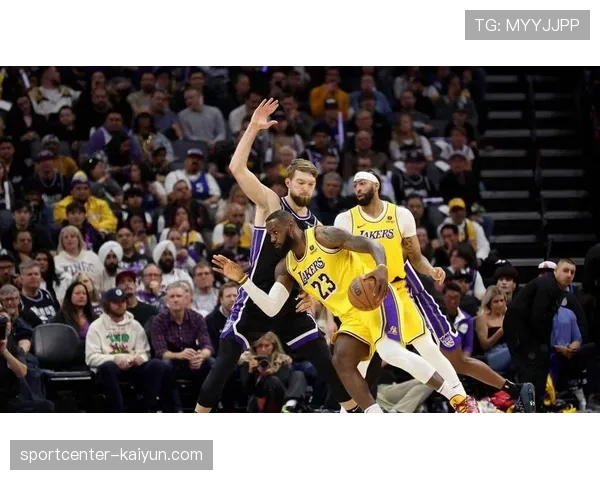 特写：湖人关键时刻再次祭出“詹眉里”三人转战术收下比赛